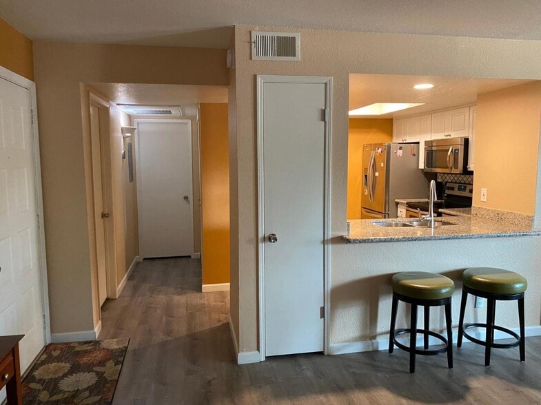 Building Photo - 4850 E Desert Cove Ave