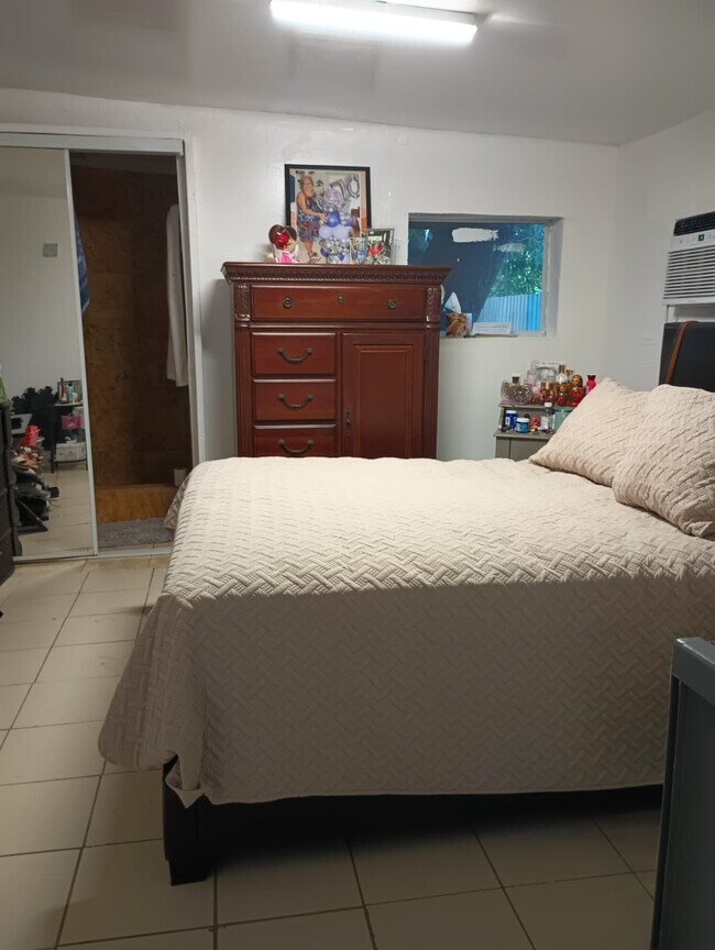 Building Photo - 2905 E 8th Ave