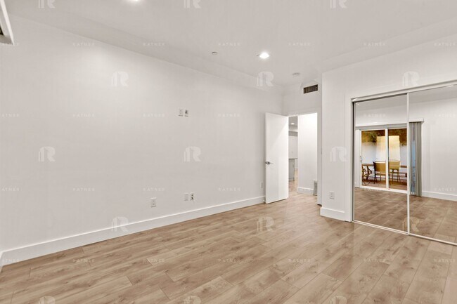 Building Photo - (Arely:B) 1209-1211 N. Beachwood Drive