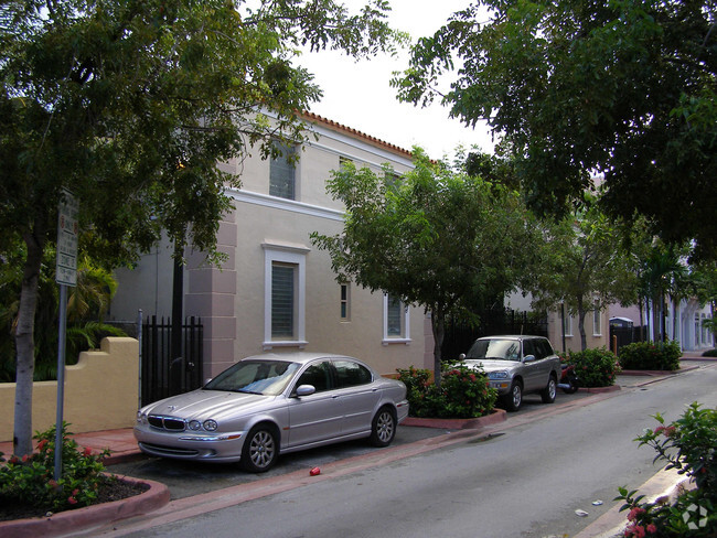 Building Photo - 525-531 Espanola Way