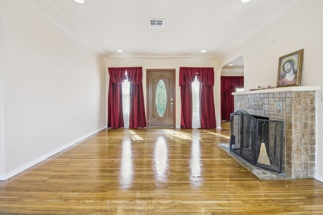 Building Photo - 517 E Chestnut St