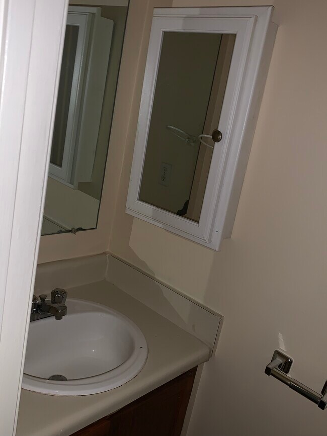 Half bath - 803 Holder Ct