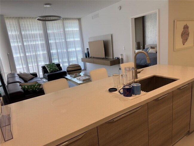 Building Photo - 9940 W Bay Harbor Dr