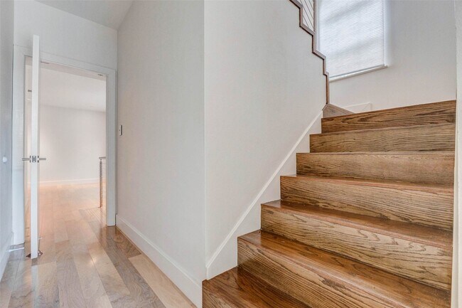 Building Photo - 1222 Marconi St