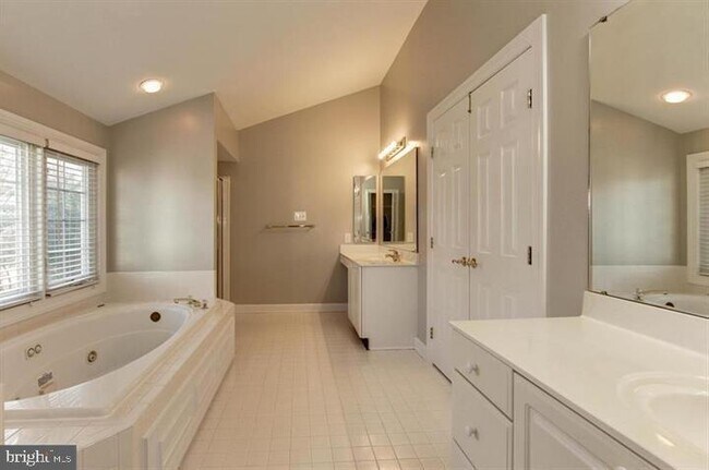 Building Photo - 14213 Floral Park Dr