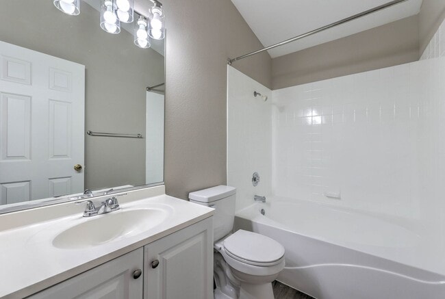 Building Photo - CONDO IN SUNHAMPTON!