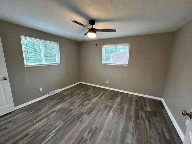 Building Photo - 3 Bedroom House