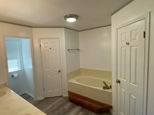 Building Photo - Fantastic 3 Bedroom