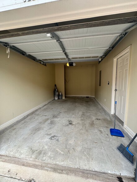 Building Photo - 6215 Elmshorn Way