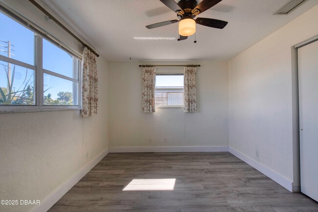 Building Photo - 3041 N Oleander Ave