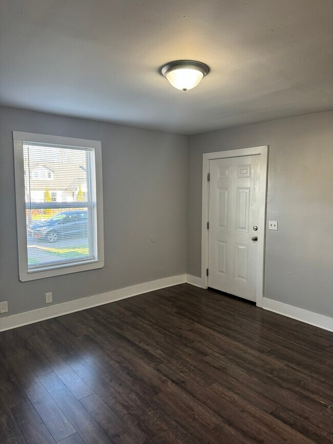 Building Photo - 1609 17th Ave N