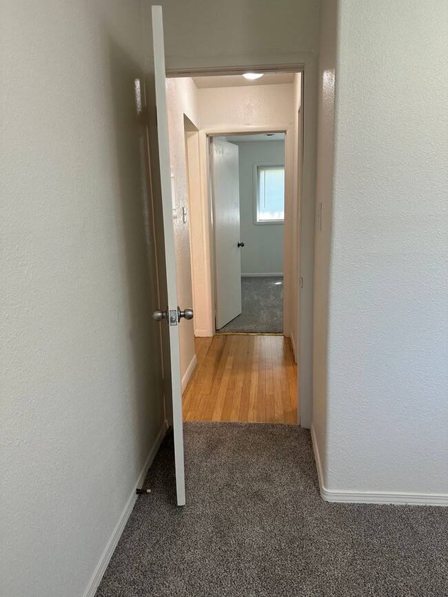 Building Photo - $400 off first months rent!