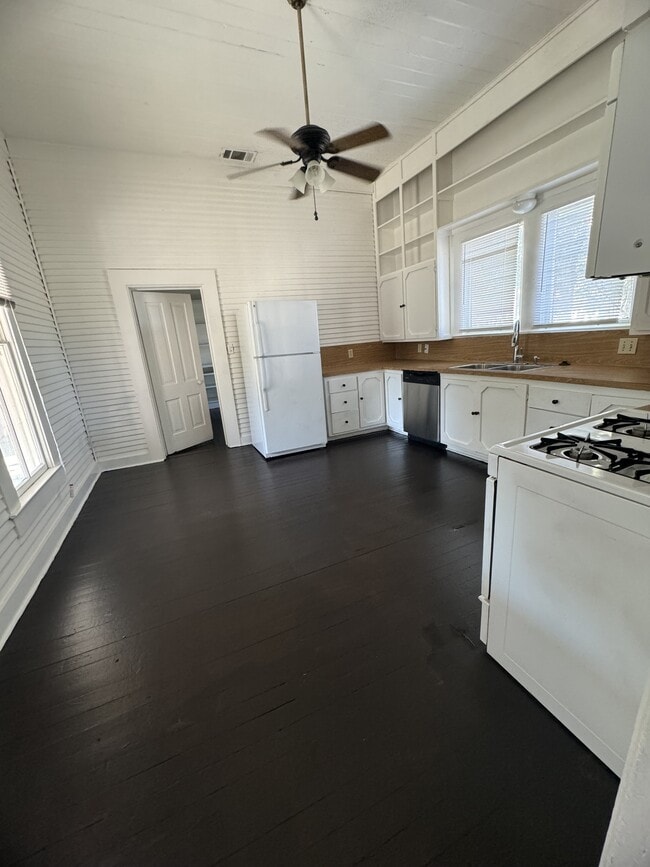 Building Photo - 302 N Burleson St