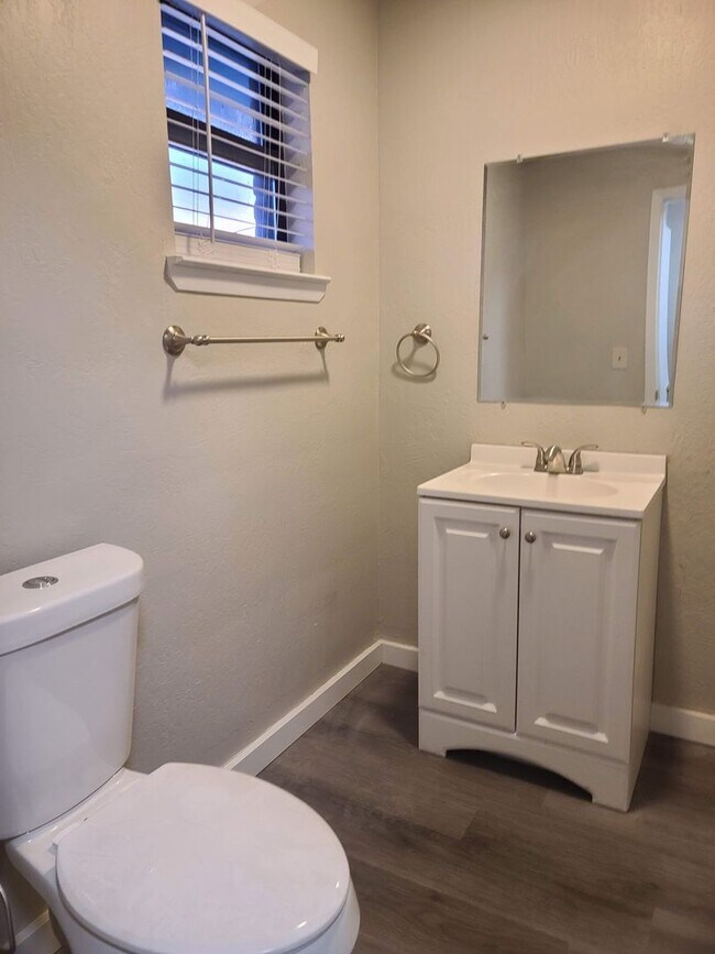 Building Photo - 2 bedroom 1 bath upstairs unit.