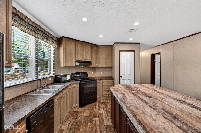 Building Photo - 4BD/2BA home with fenced back yard.