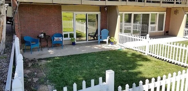 Building Photo - One Bedroom Condo Walking Distance to CU with Fenced Backyard and Flatiron Views!