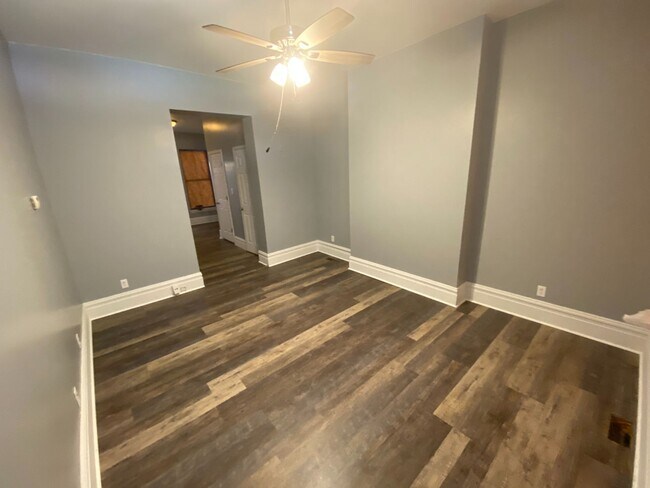 Building Photo - Spacious 4 bedroom 2 bath Townhome Updated...