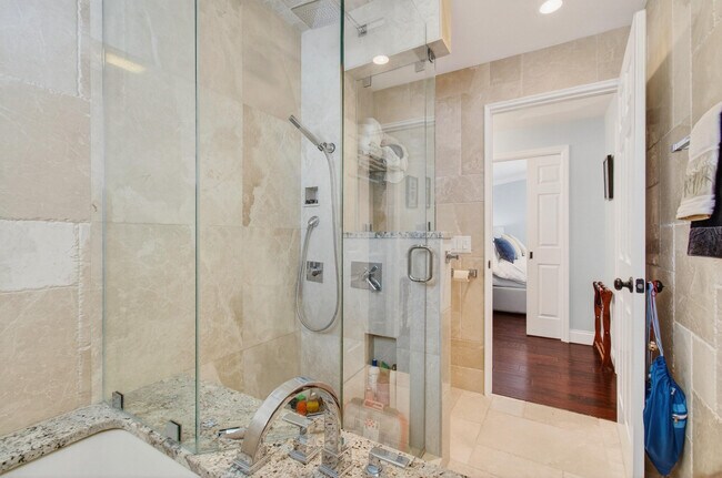 Building Photo - 7076 Middlebury Dr