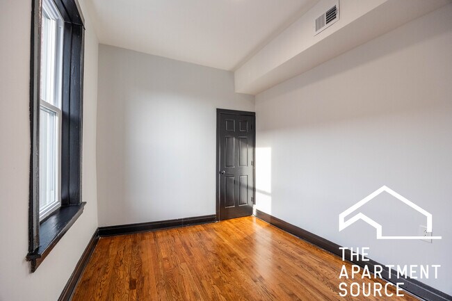 Building Photo - 2842 W Augusta Blvd