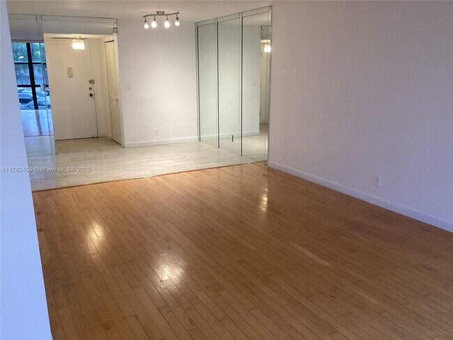 Building Photo - 800 Parkview Dr