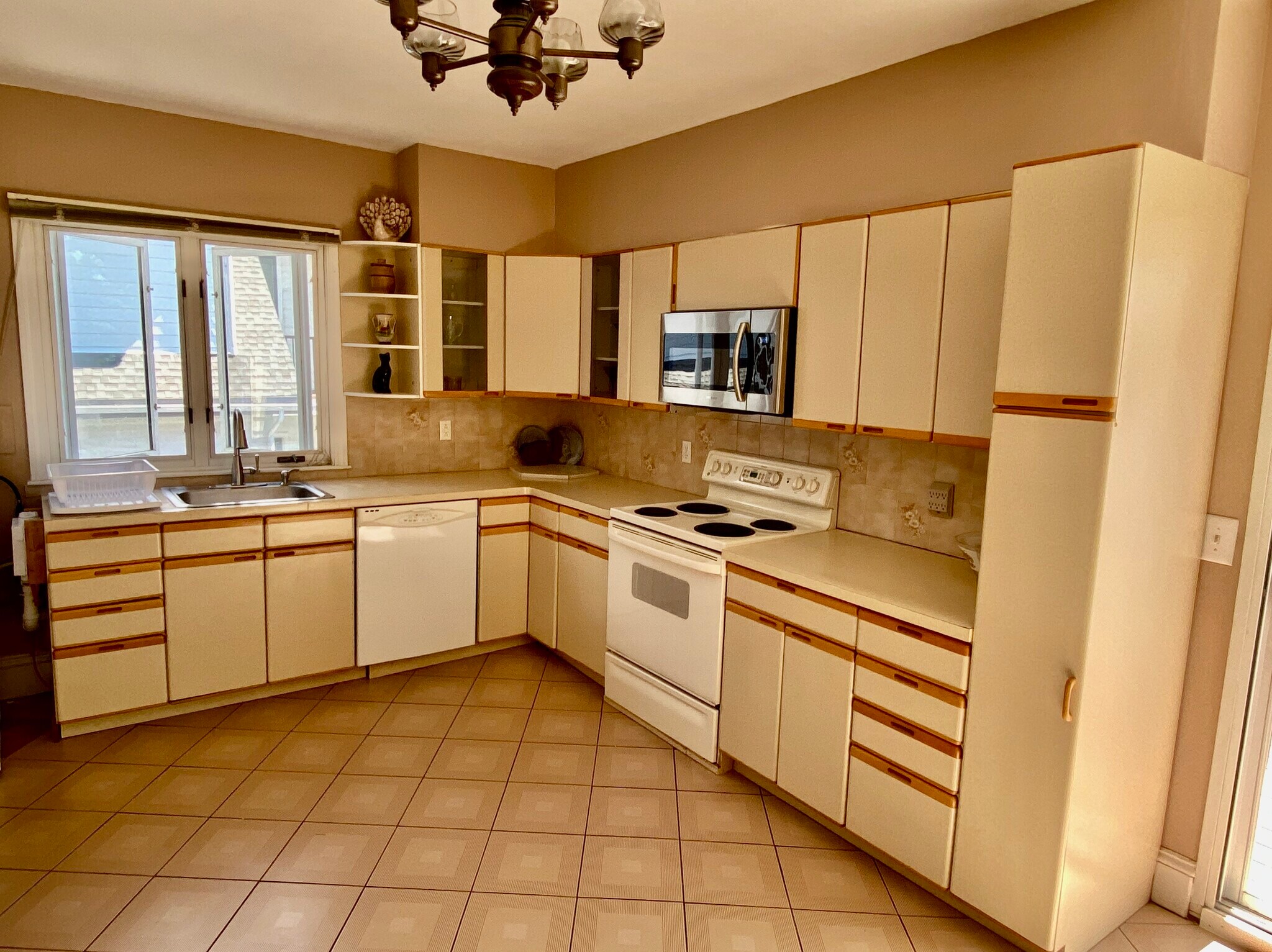 Kitchen - 208 Rawson Rd