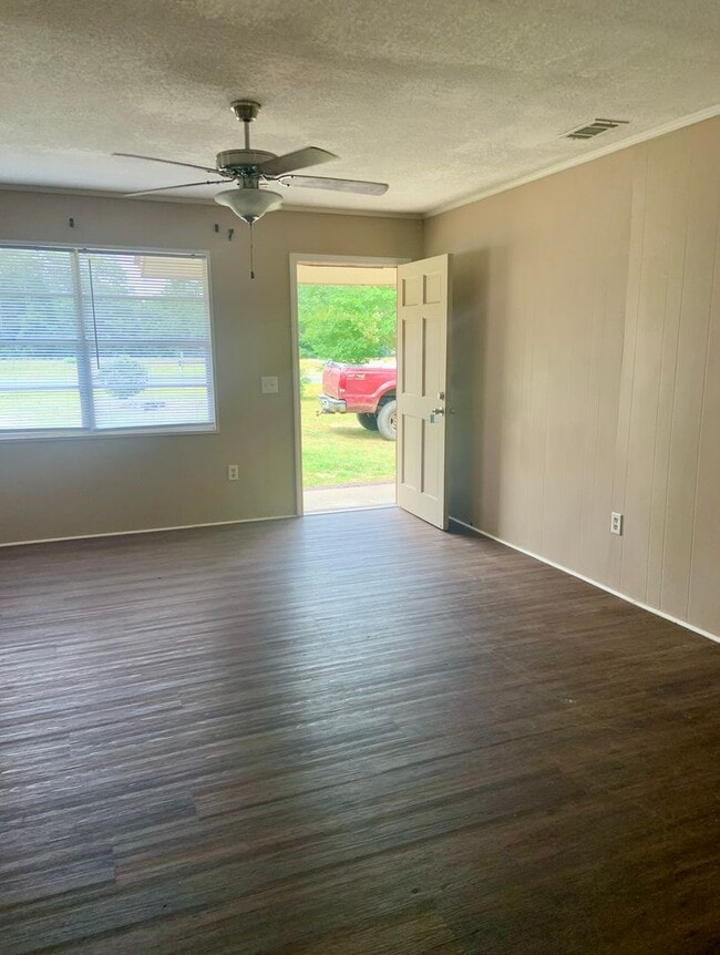 Building Photo - 3 Bed/1.5 Bath House
