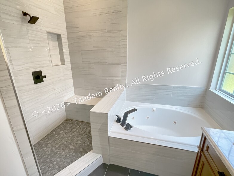 Building Photo - 6500 Lampe Ct