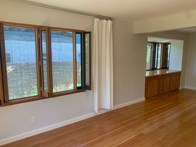 Building Photo - Stunning 2 Bedroom, 1 Bath Craftsman Front...