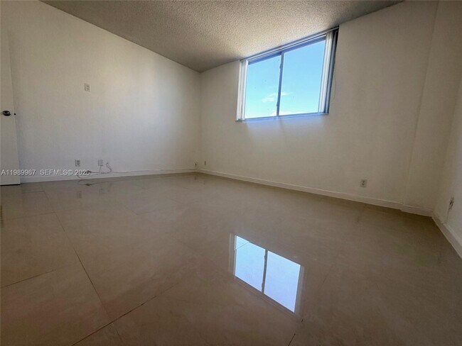 Building Photo - 4001 S Ocean Dr