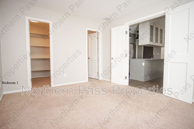 Building Photo - 4200 Camelot Heights Dr