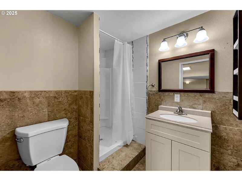 Building Photo - 1320 NW Maple Ln