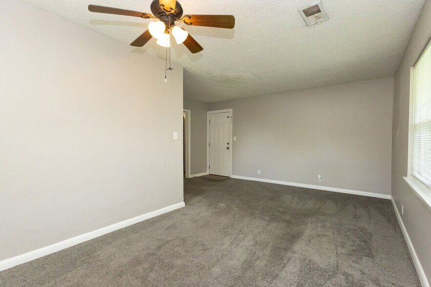 Building Photo - 305 Sunrise Ln
