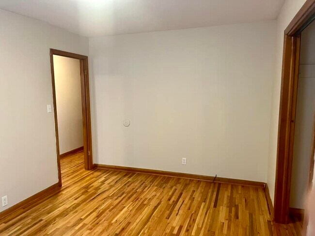 Building Photo - 118 E 4th St