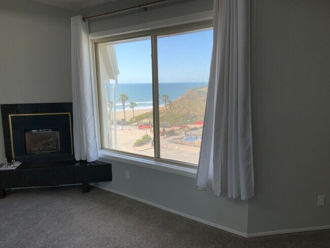 Building Photo - Huge White water condo at Fletcher Cove Solana Beach