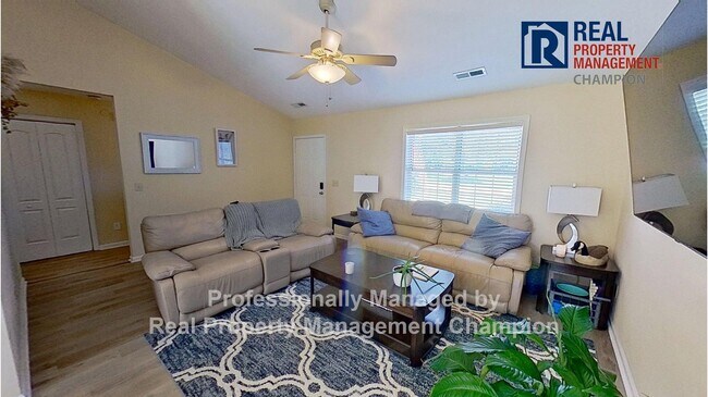 Building Photo - Updated 3 BD/2 BA Plus Office with Attache...