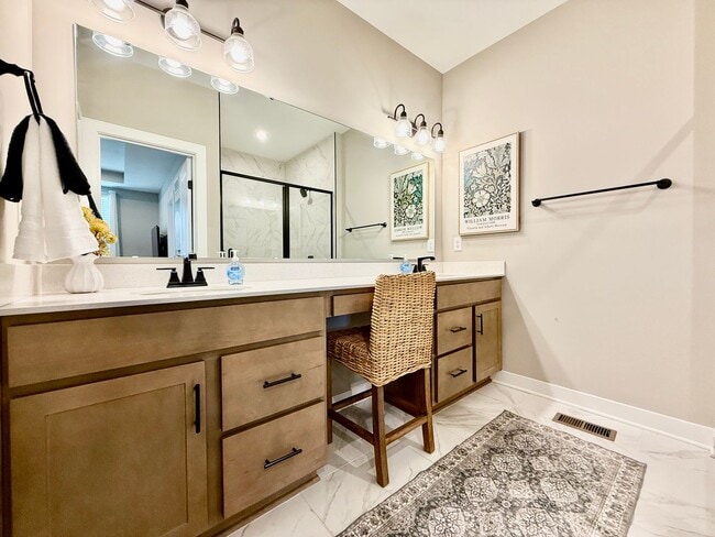 Building Photo - Central, luxury townhome in the heart of L...