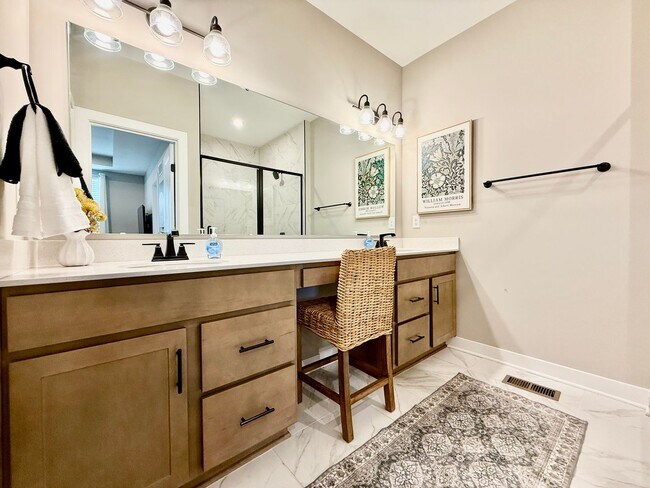 Building Photo - Central, luxury townhome in the heart of Liberty