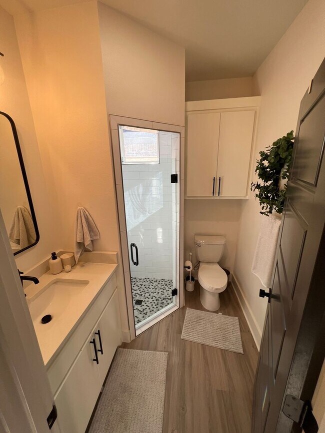 Building Photo - 4 Bedroom 3 bath in Escondido Ranch!