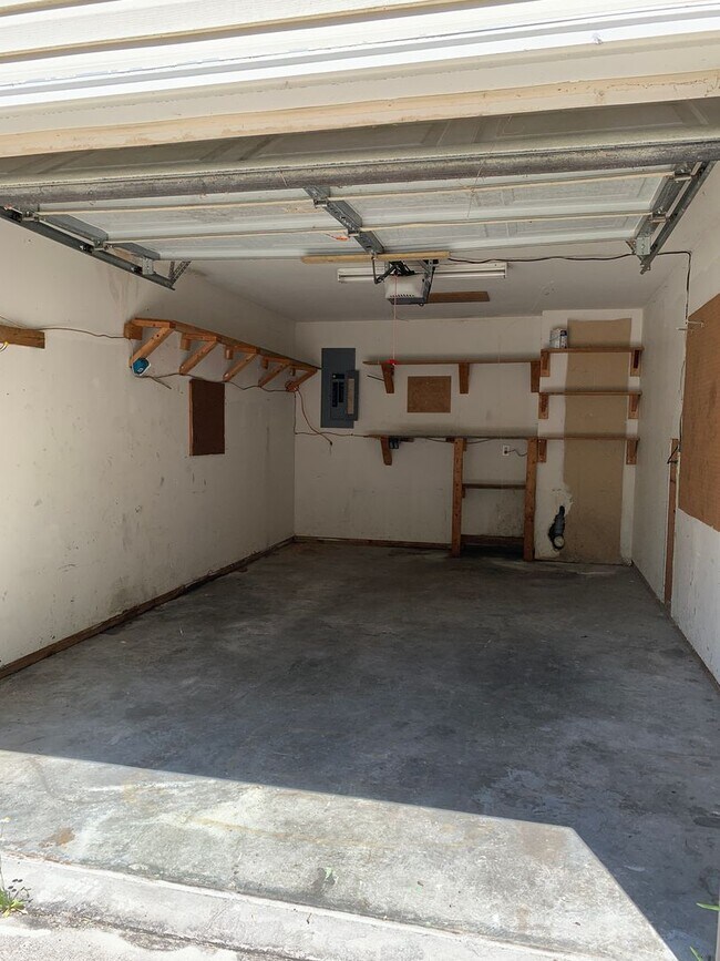 Building Photo - 1 Bedroom 1 Bath Apartment over a Garage Available Now on Yaupon