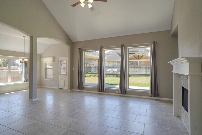 Building Photo - 7818 Lake Commons Dr