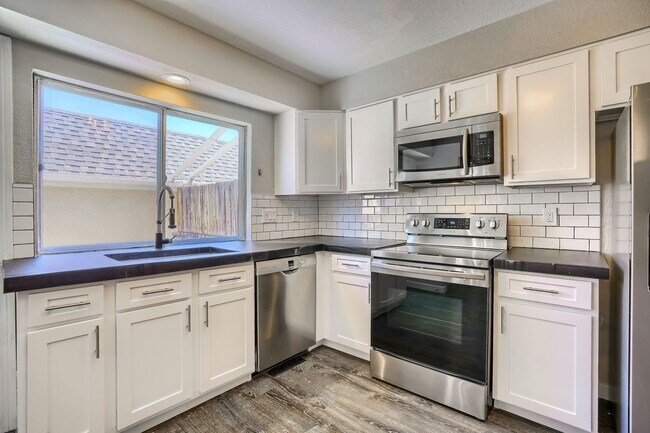 Building Photo - 13204 E Linvale Pl