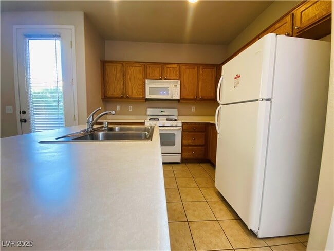 Building Photo - 3646 Surfboard Ct