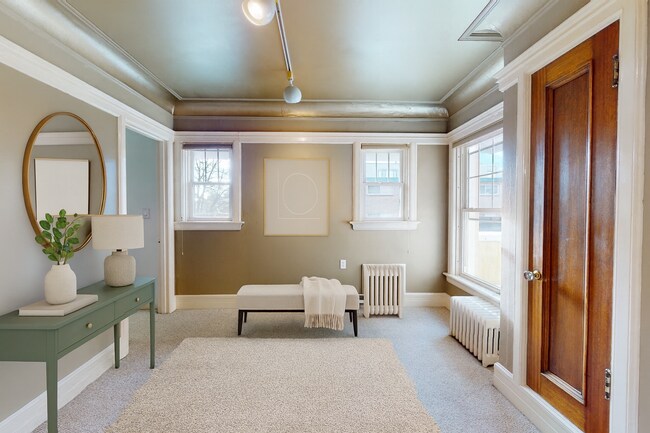 Primary Photo - 231 Summit Ave E