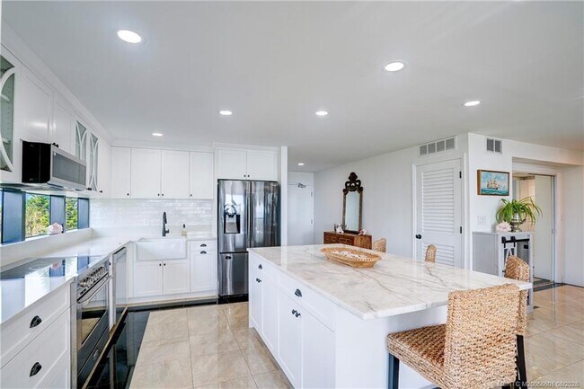 Building Photo - 10410 S Ocean Dr