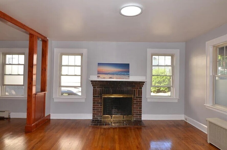 Building Photo - 16 Newport Ter