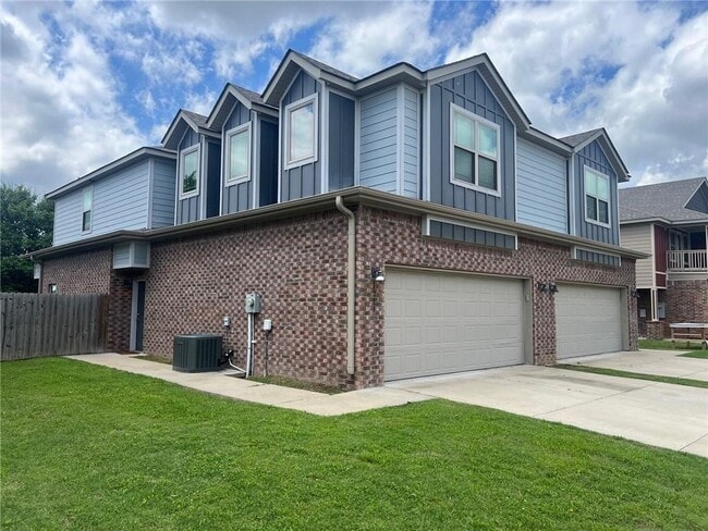 Building Photo - 1211 N Sicily Ln