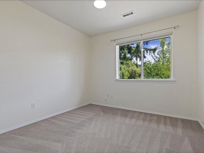 Building Photo - FOR RENT: MRS. CLEAN LIVED HERE! LOVELY HILLSBORO HOME AVAILABLE NOW! 4 BED, 2.5 BATH, 2 CAR GAR,...