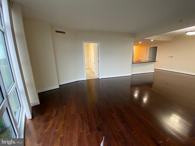 Building Photo - 8220 Crestwood Heights Dr