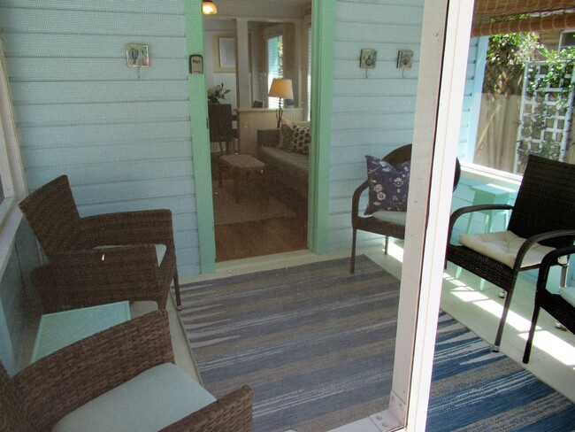 Building Photo - GULFPORT FURN. COTTAGE 2/2 EIGHT MONTH REN...