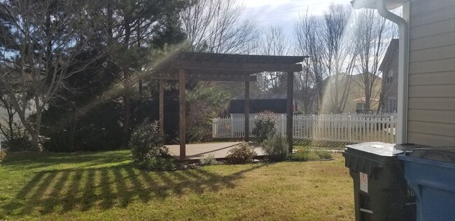 Building Photo - Beautiful Home Near Downtown Matthews